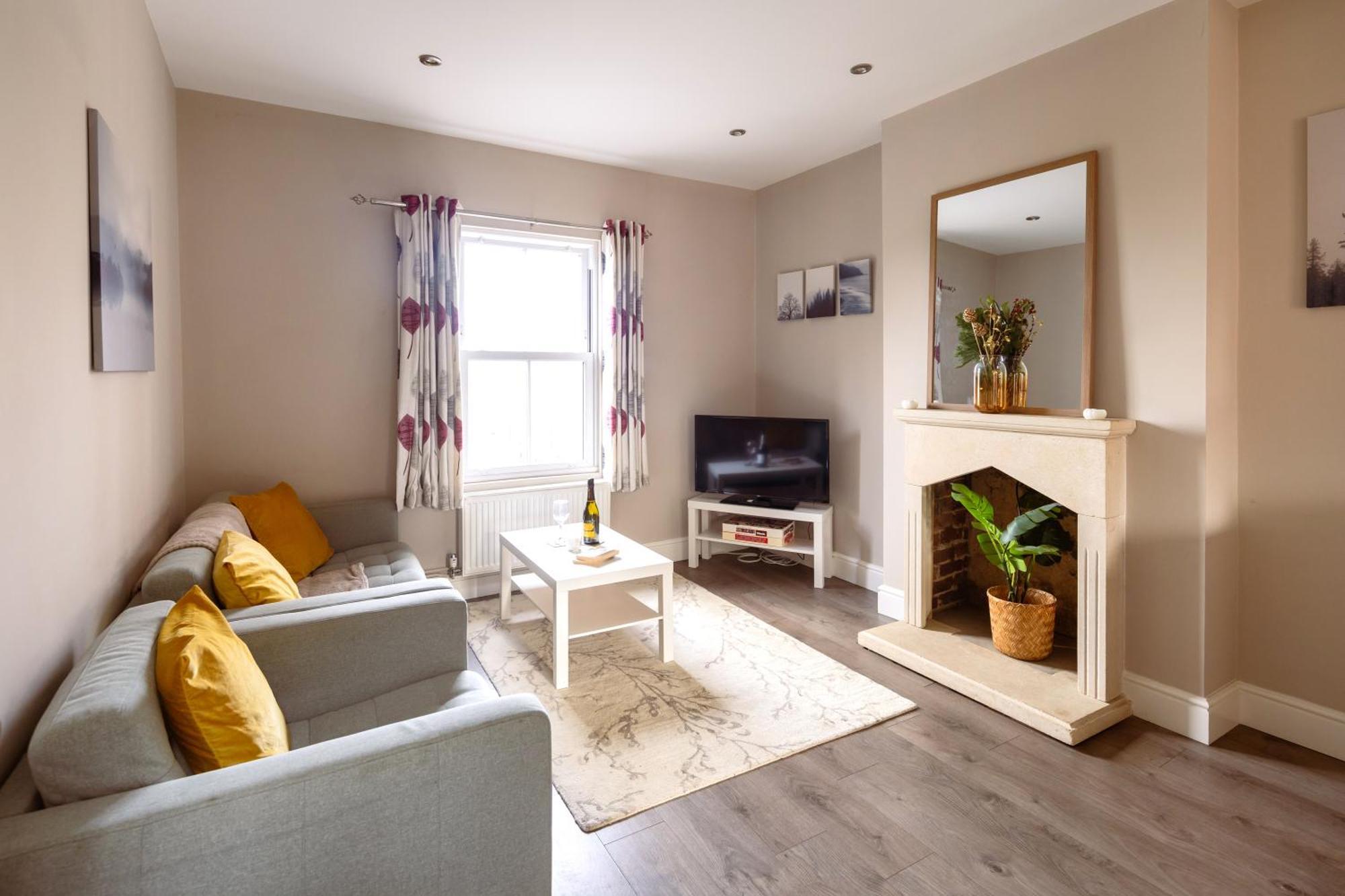 Family Home In Central Guildford With Parking ภายนอก รูปภาพ