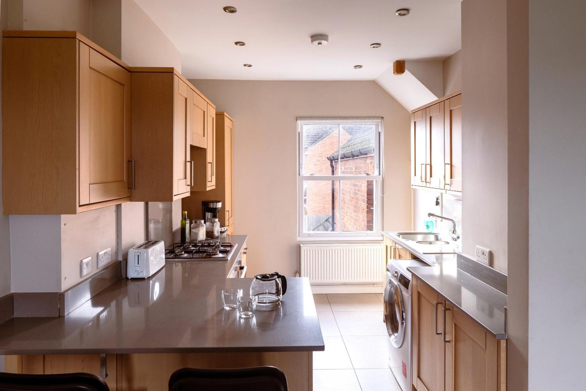 Family Home In Central Guildford With Parking ภายนอก รูปภาพ