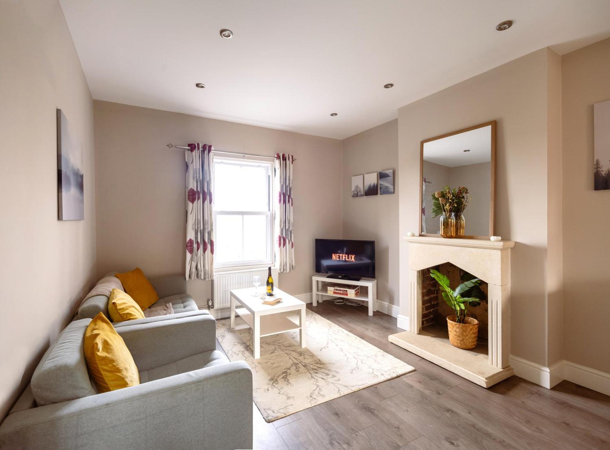 Family Home In Central Guildford With Parking ภายนอก รูปภาพ